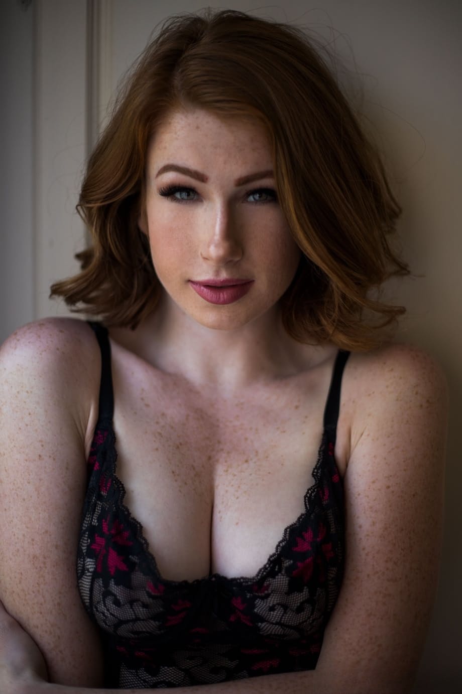 Sharp featured busty Abigale Mandler poses perfect body naked in the window