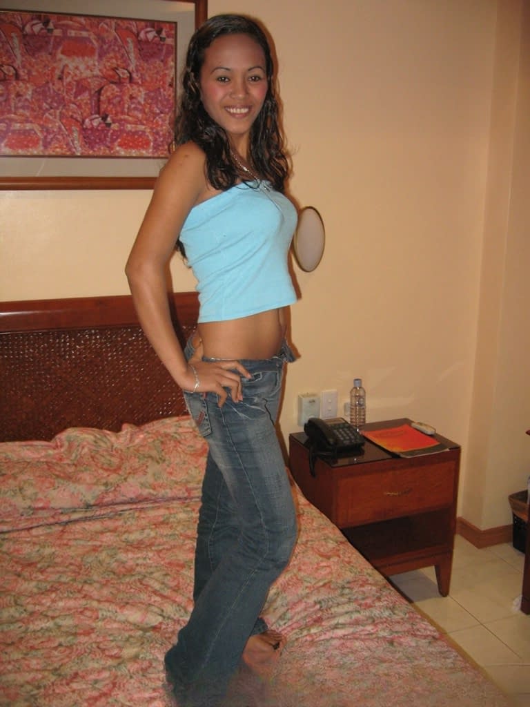 Innocent Filipina Jessica gets naked and penetrated at the hotel