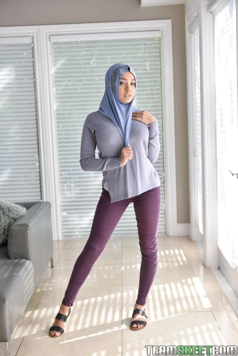 Busty beauty Aaliyah Hadid peels her skintight pants to spread her bubble butt