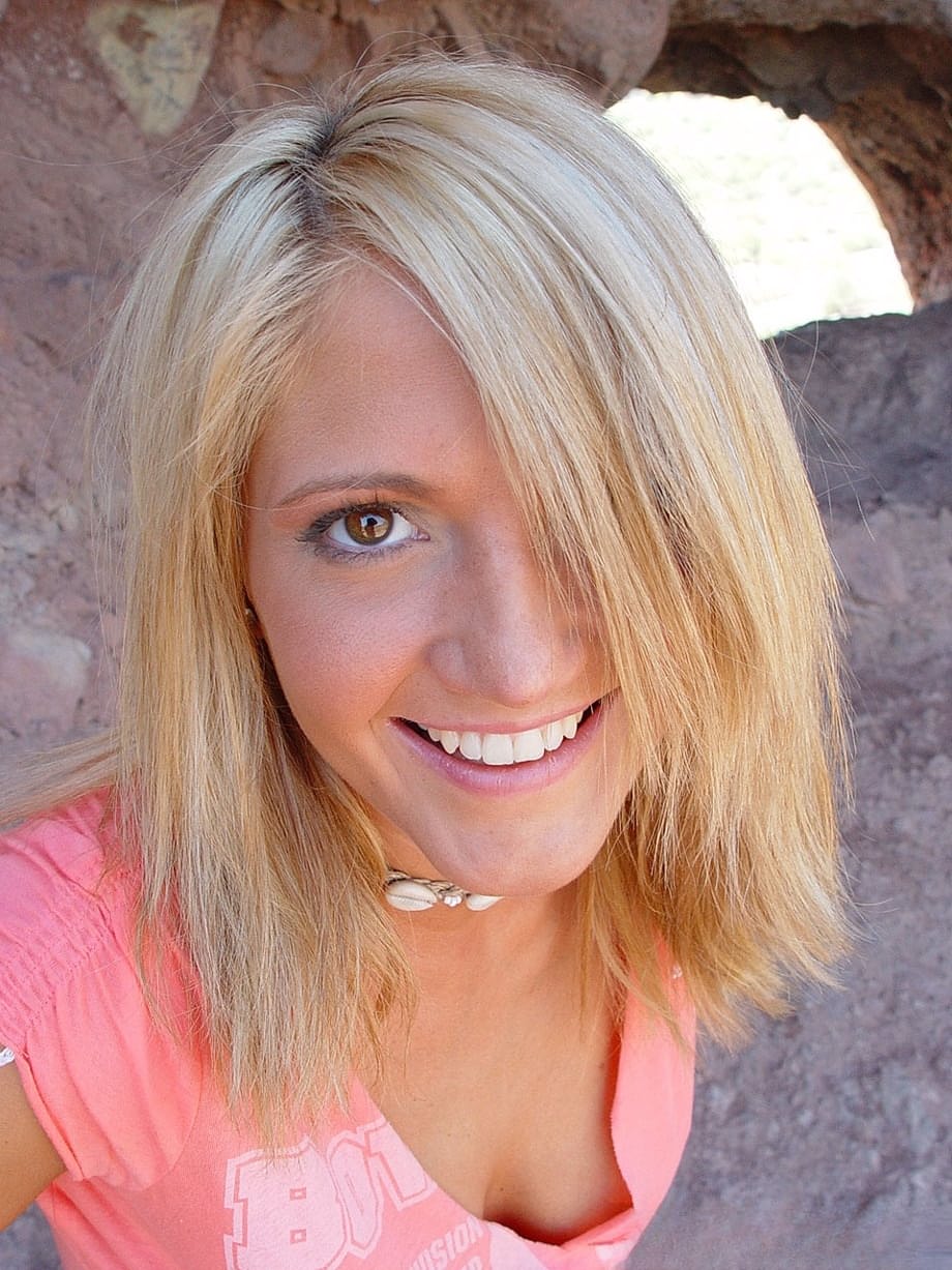 18+ teen Spring Thomas uncovers her perfect tits at Hole in the Rock park