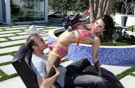 Tattooed busty Bonnie Rotten & sizzling ebony Skin Diamond in poolside 3some