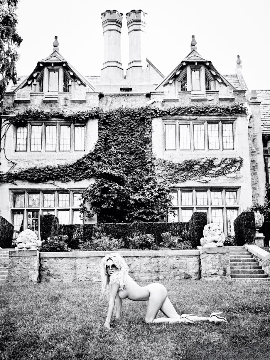 Famous Canadian MILF Pamela Anderson posing in the playboy mansion