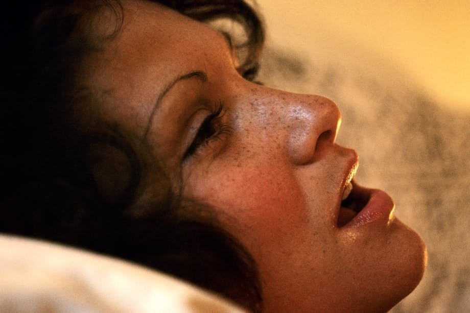 Classic retro centerfold Linda Lovelace enjoys solo masturbation on her bed