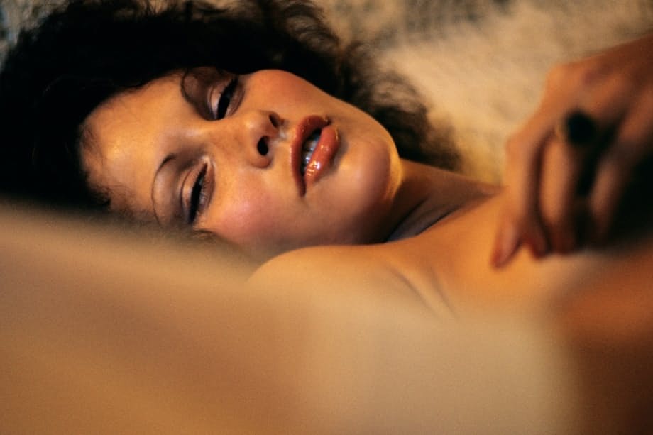 Classic retro centerfold Linda Lovelace enjoys solo masturbation on her bed