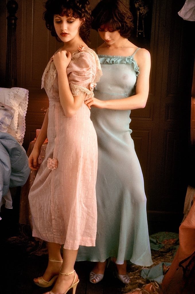 Retro babes Pamela Zinszer and Susan Lynn Kiger are enjoying themselves naked