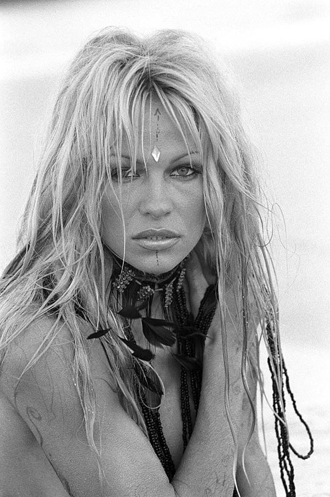 Provocative blonde Pamela Anderson shows her big luxurious tits