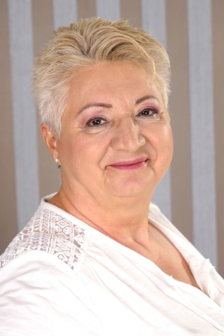 Thick granny Astrid revealing her big juicy tits and round booty