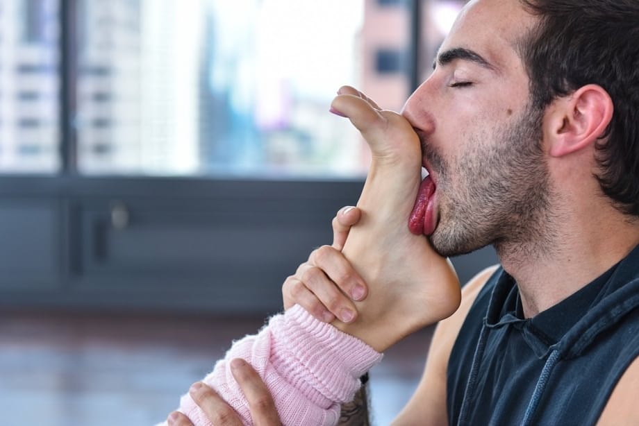 Natural titted teen Naomi Swann gets her feet licked while guy drills her muff
