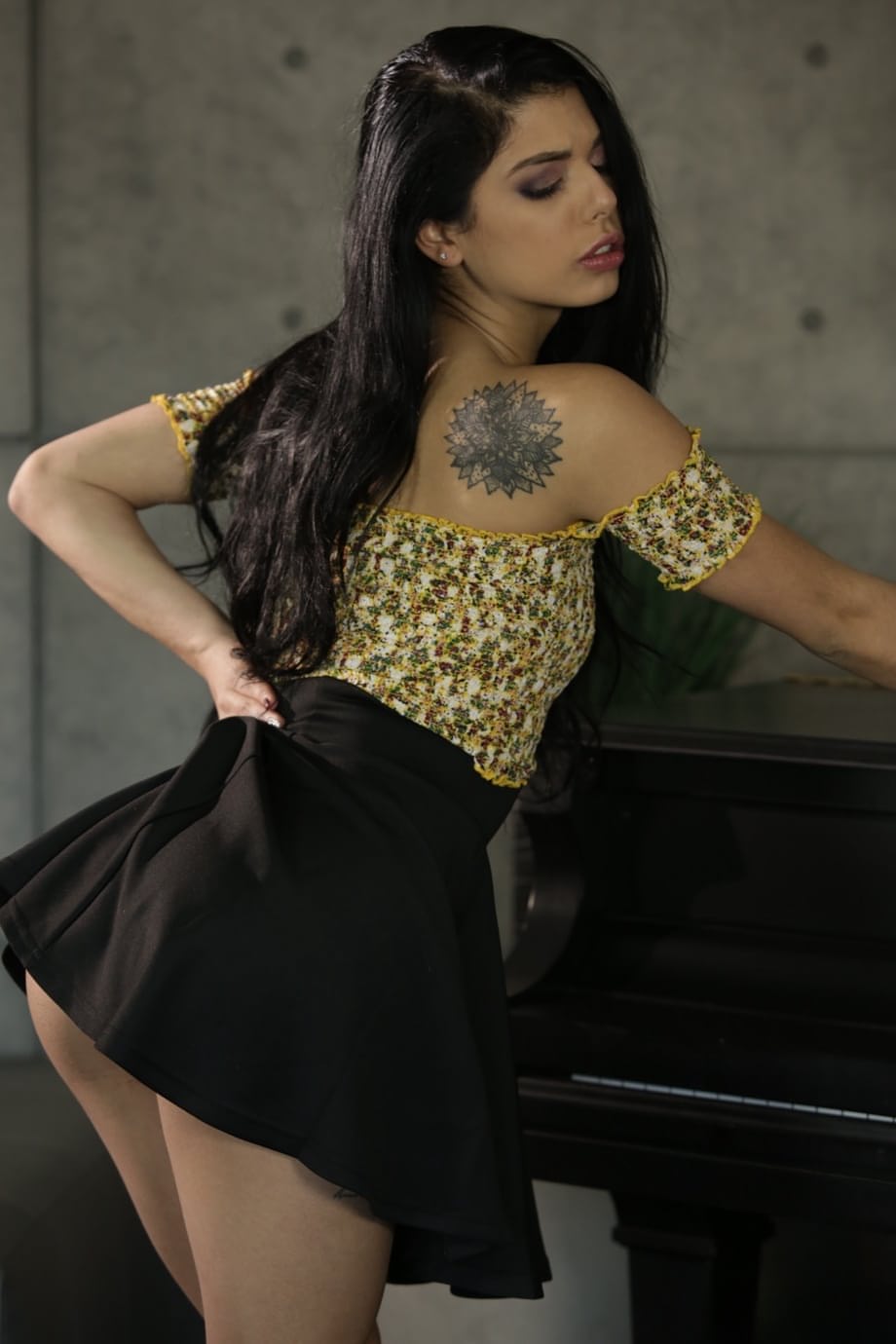 American porn sensation Gina Valentina showing off her hairy twat