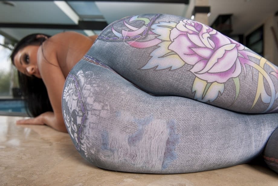 Super hot Brazilian darling Monica Santhiago reveals her large butt
