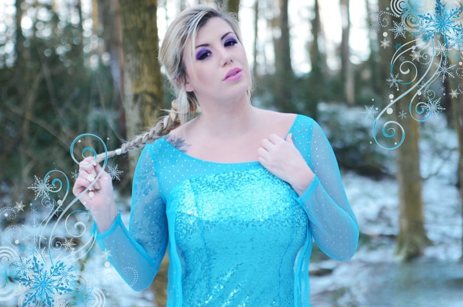 Yuffie Yulan cosplays Elsa from Frozen while displaying her big tits outdoors