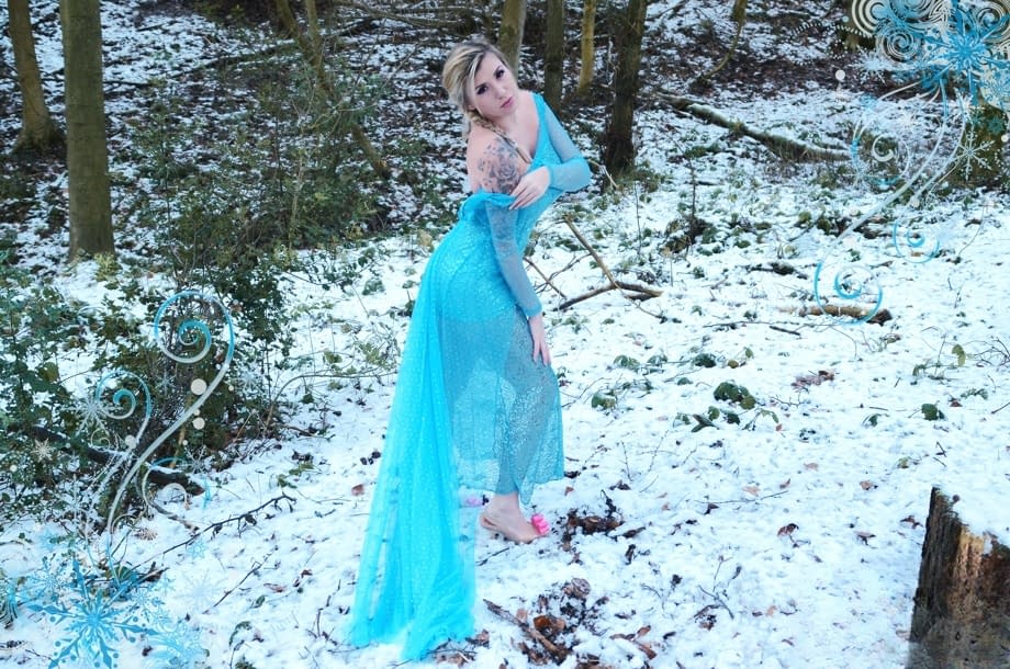 Yuffie Yulan cosplays Elsa from Frozen while displaying her big tits outdoors