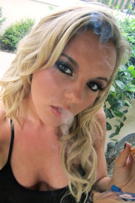 Porn pics give possibility to see spectacular Bree Olson behind the scenes