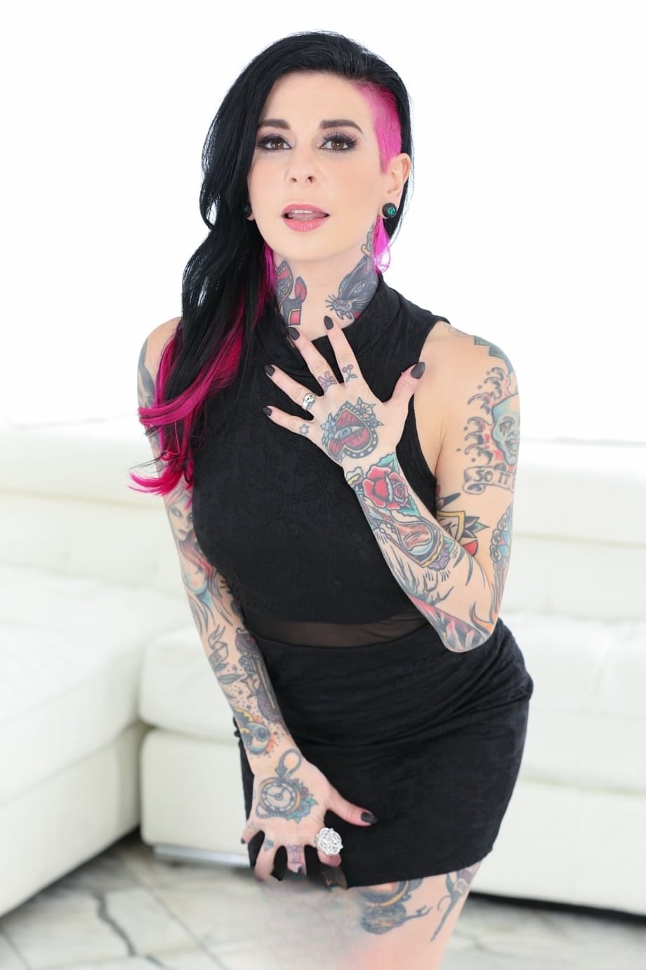 Tattooed model Joanna Angelstein peels off her black dress to model nude