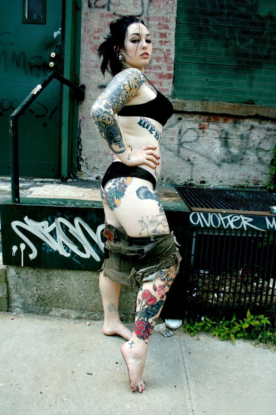 Gorgeous fetish girl Adahlia reveals her big tits & big tattoos outdoors