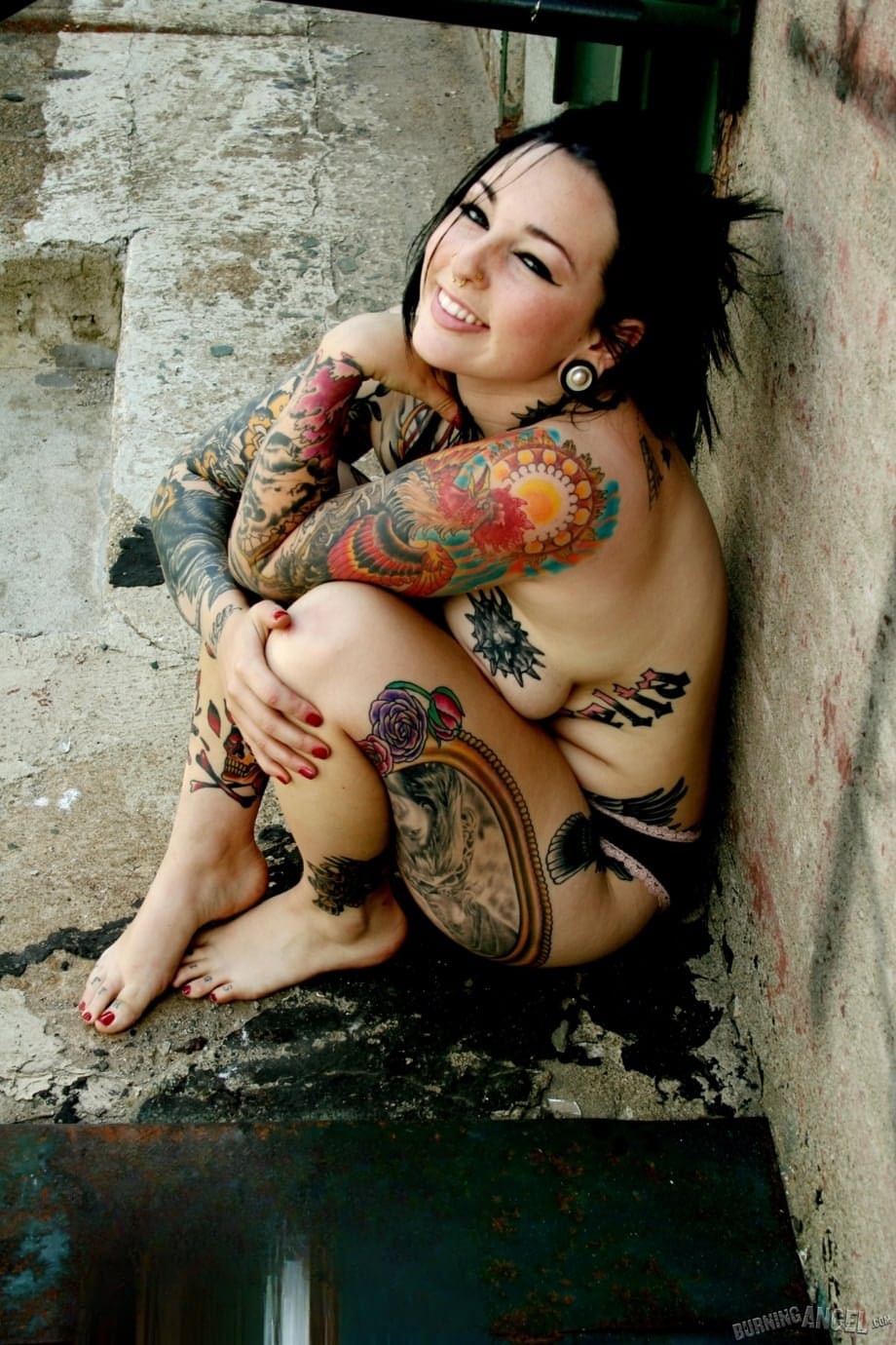 Gorgeous fetish girl Adahlia reveals her big tits & big tattoos outdoors