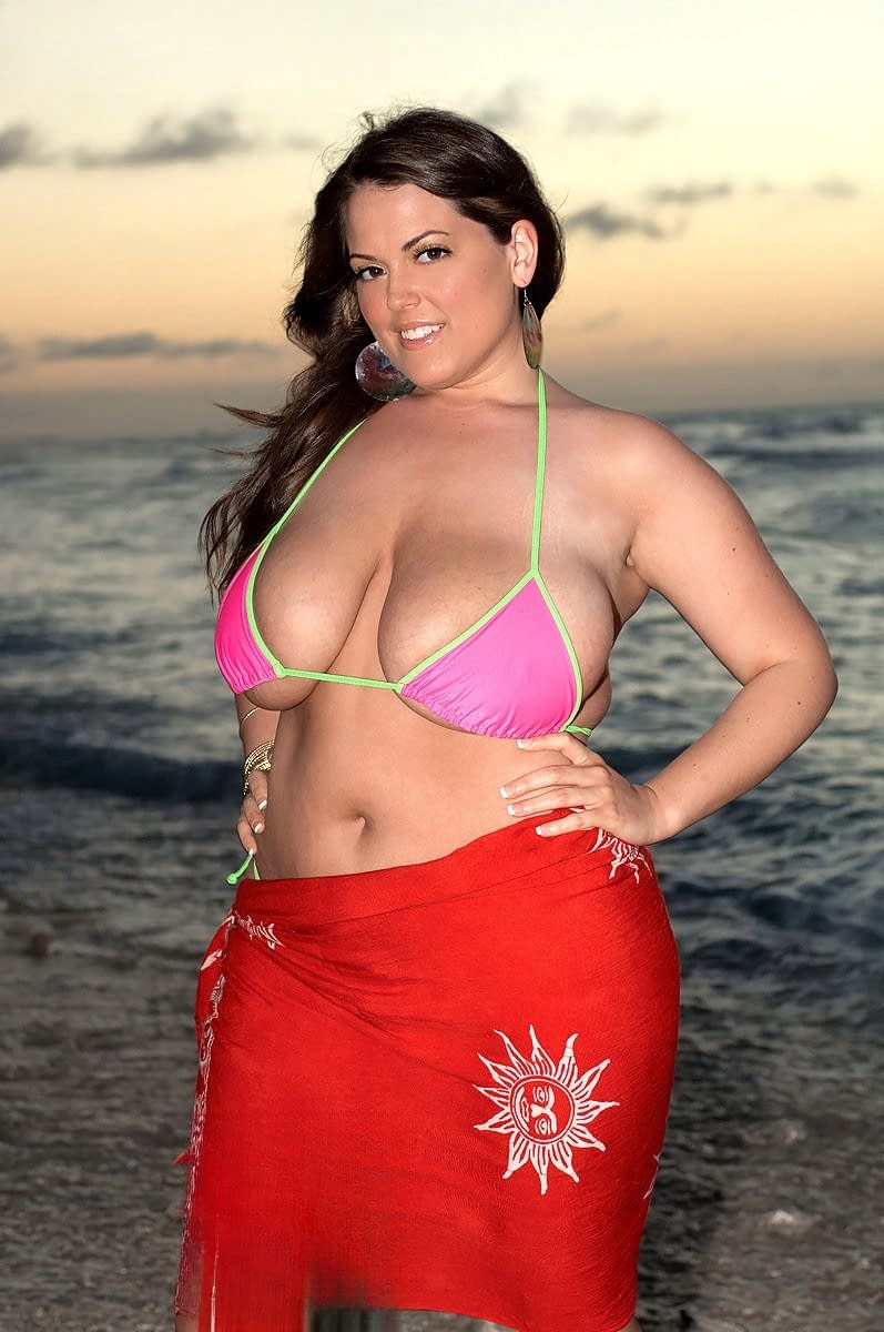 Big woman with great natural tits Taylor Steele strips on the beach