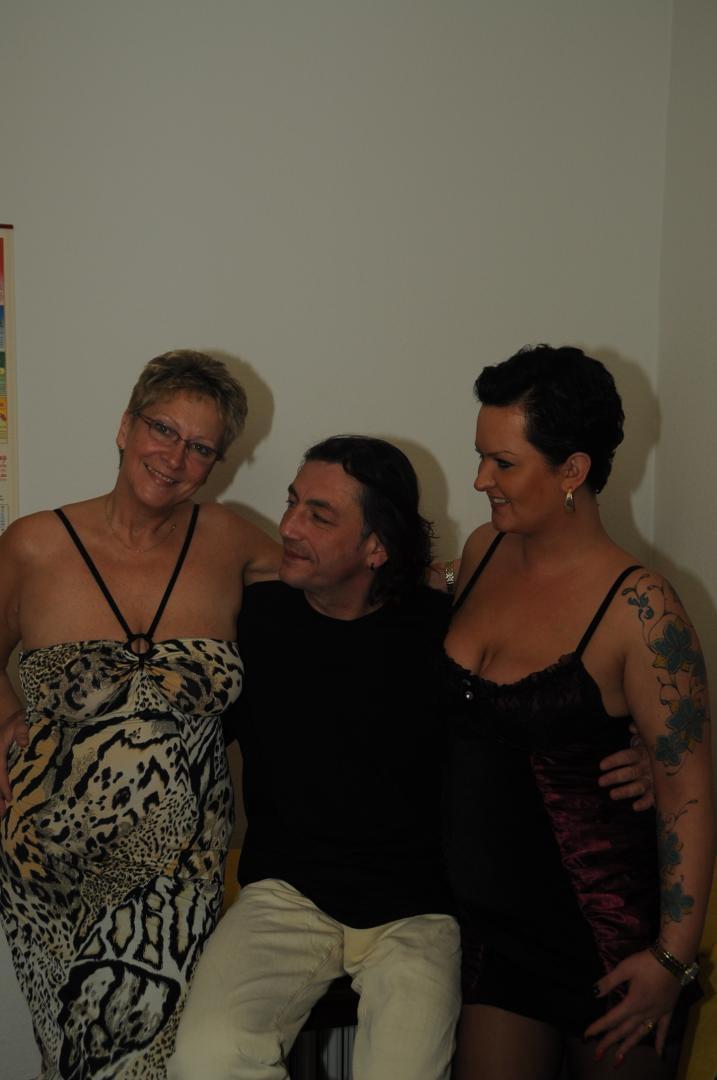 Mature German amateurs with natural big tits enjoy kitchen FFM threesome