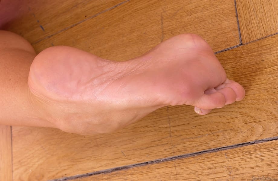 Stocking clad MILFs Bobbi Eden & Silvia Saint in toe licking foot fetish tryst