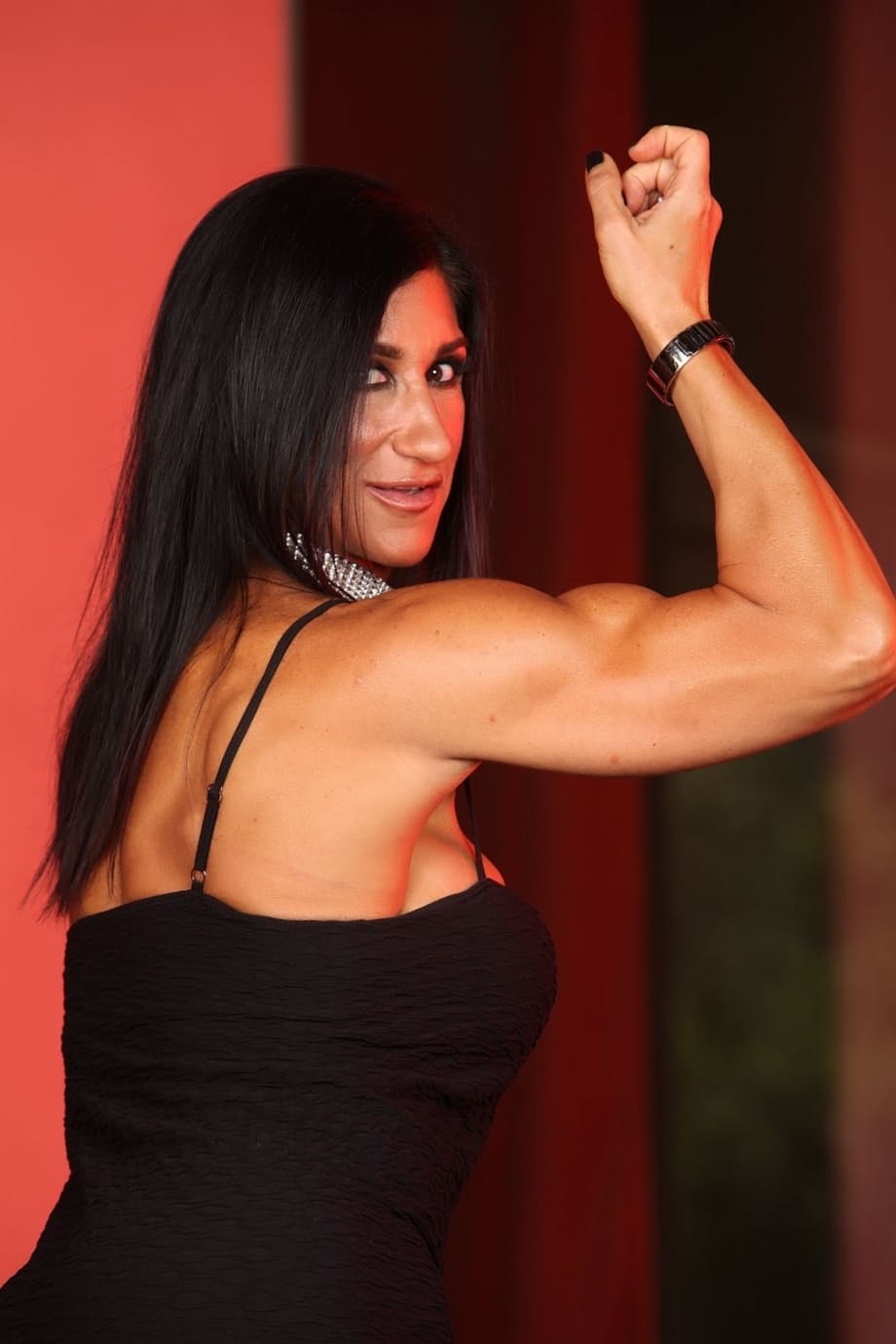 Female bodybuilder Elisa Ann displays her muscles and big pussy lips