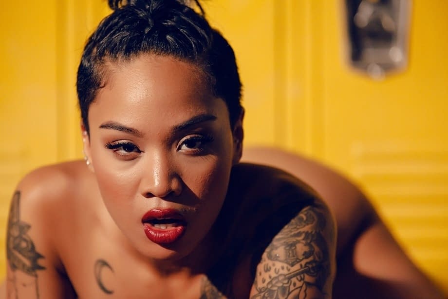 Breathtaking ebony Honey Gold strips for locker-room closeups of her fine muff