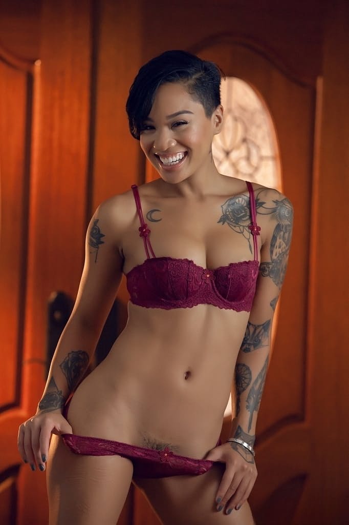 Sexy tattooed ebony Honey Gold teases seductively & spreads her muff up close