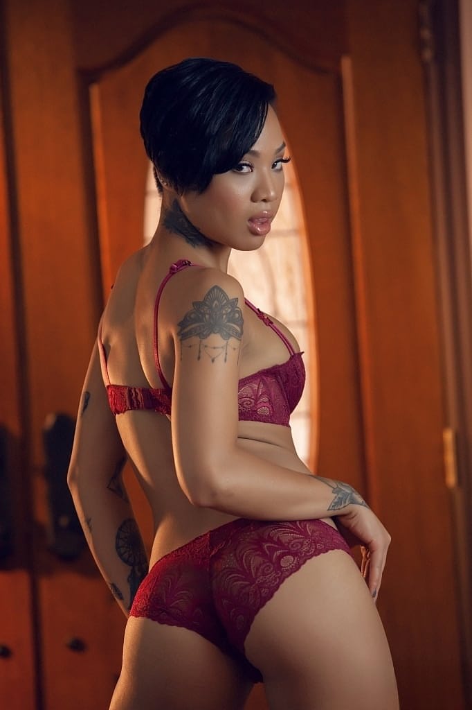 Sexy tattooed ebony Honey Gold teases seductively & spreads her muff up close