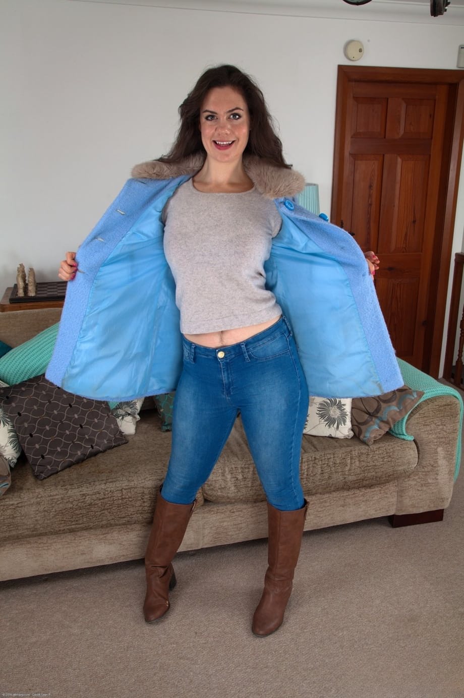 Shapely mature Melissa sheds tigh jeans & flaunts her hairy pits & furry pussy