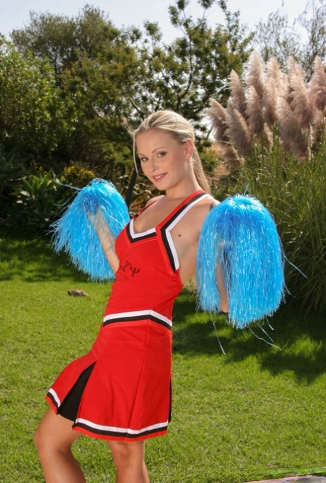 Blonde cheerleader Liliane Tiger gets naked before giving an outdoor blowjob