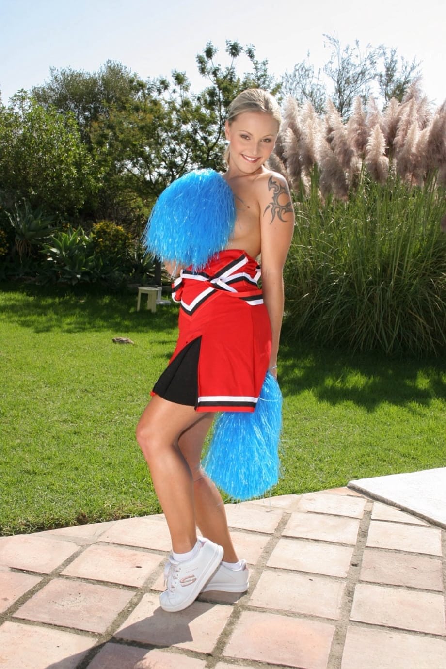 Blonde cheerleader Liliane Tiger gets naked before giving an outdoor blowjob
