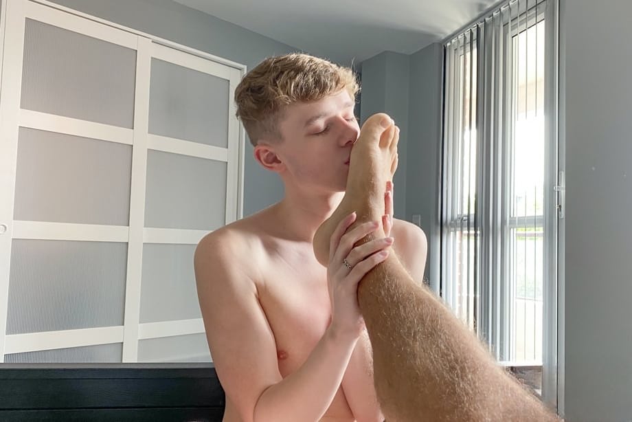 Sweet teen guys Rourke and Zilv stuff each other's assholes on a bed