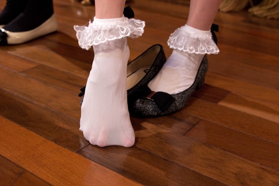 Busty lady Ava Devine gets her feet worshiped by maids Penny Pax & Riley Reid
