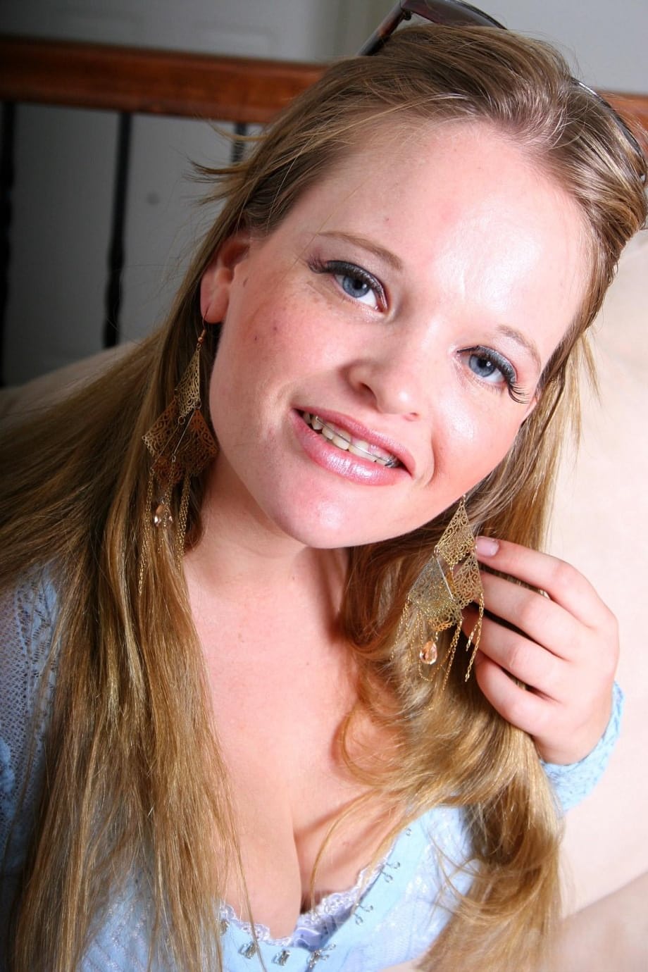 Chubby blonde teen Kissy exposes & fondles her big breasts in a sizzling solo