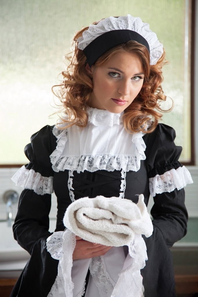Young maid Jonni Hennessy fucks the man of the house & takes a facial