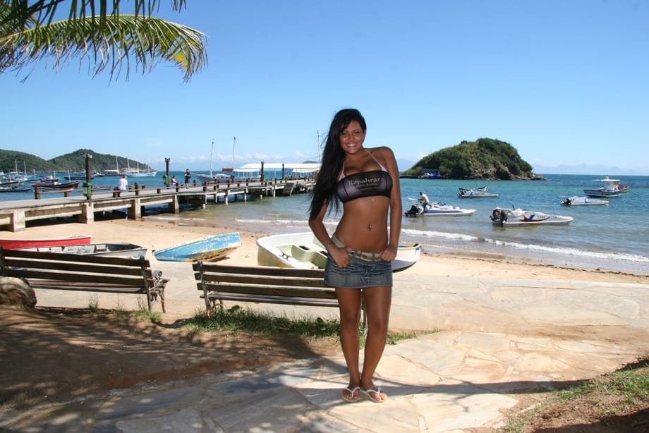 Beautiful busty Latina Babalu gets a massive open mouth facial at the beach