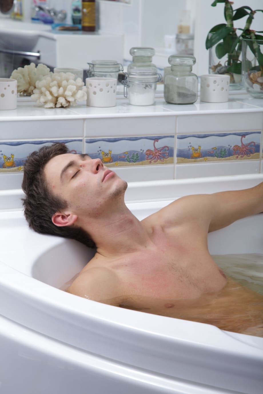 Slim teen girl gets a facial after seducing her guy in a hot tub