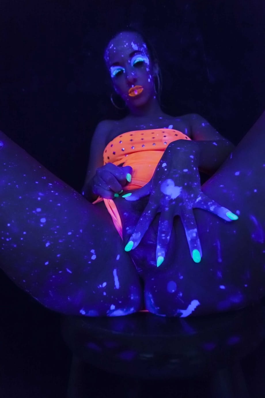 Glowing brunette Jada Stevens flaunts her sexy bubble butt under black light
