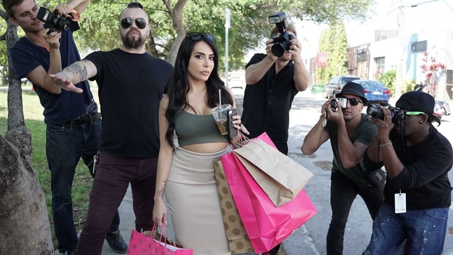 Hot celeb Lela Star flashes great big tits for the paparazzi while shopping