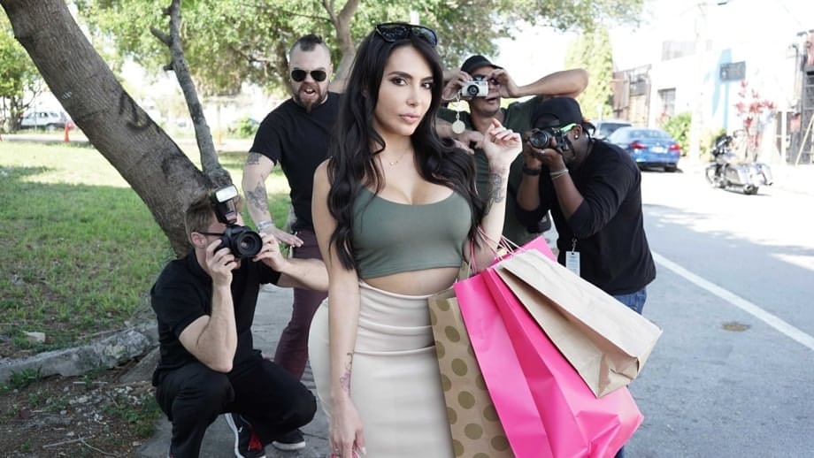 Hot celeb Lela Star flashes great big tits for the paparazzi while shopping