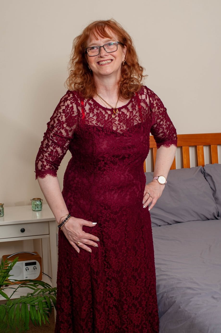 Mature BBW Ffion shows her saggy tits & toys her hairy muff with a glass dildo
