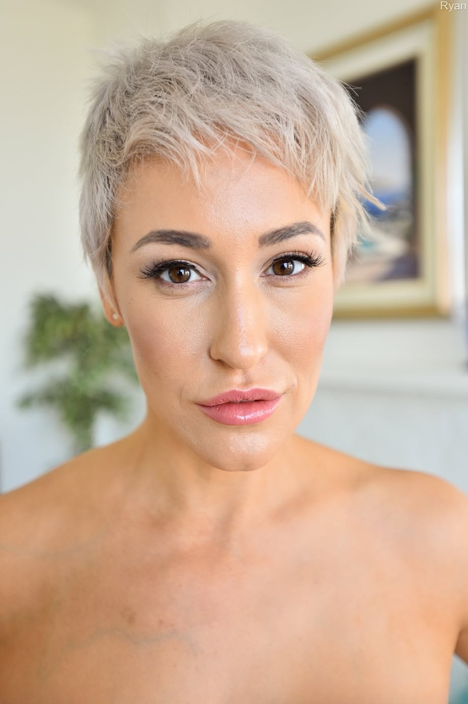 Stunning vixen with short hair Ryan shows her big tits & spectacular curves
