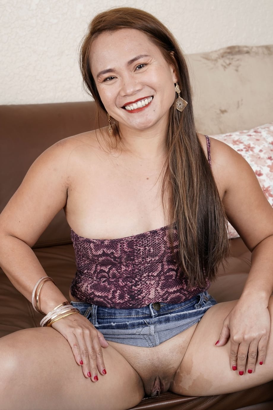 Asian amateur girl Kim Kreme exposes her chubby body and poses naked on a bed