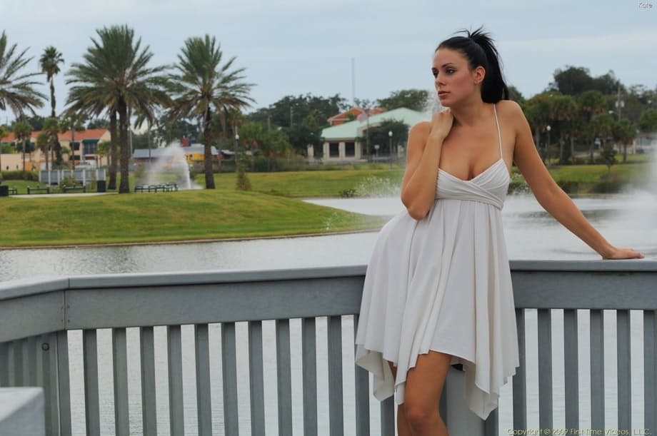 Glamour babe Kate does upskirting and flashes her cute camel toe in public