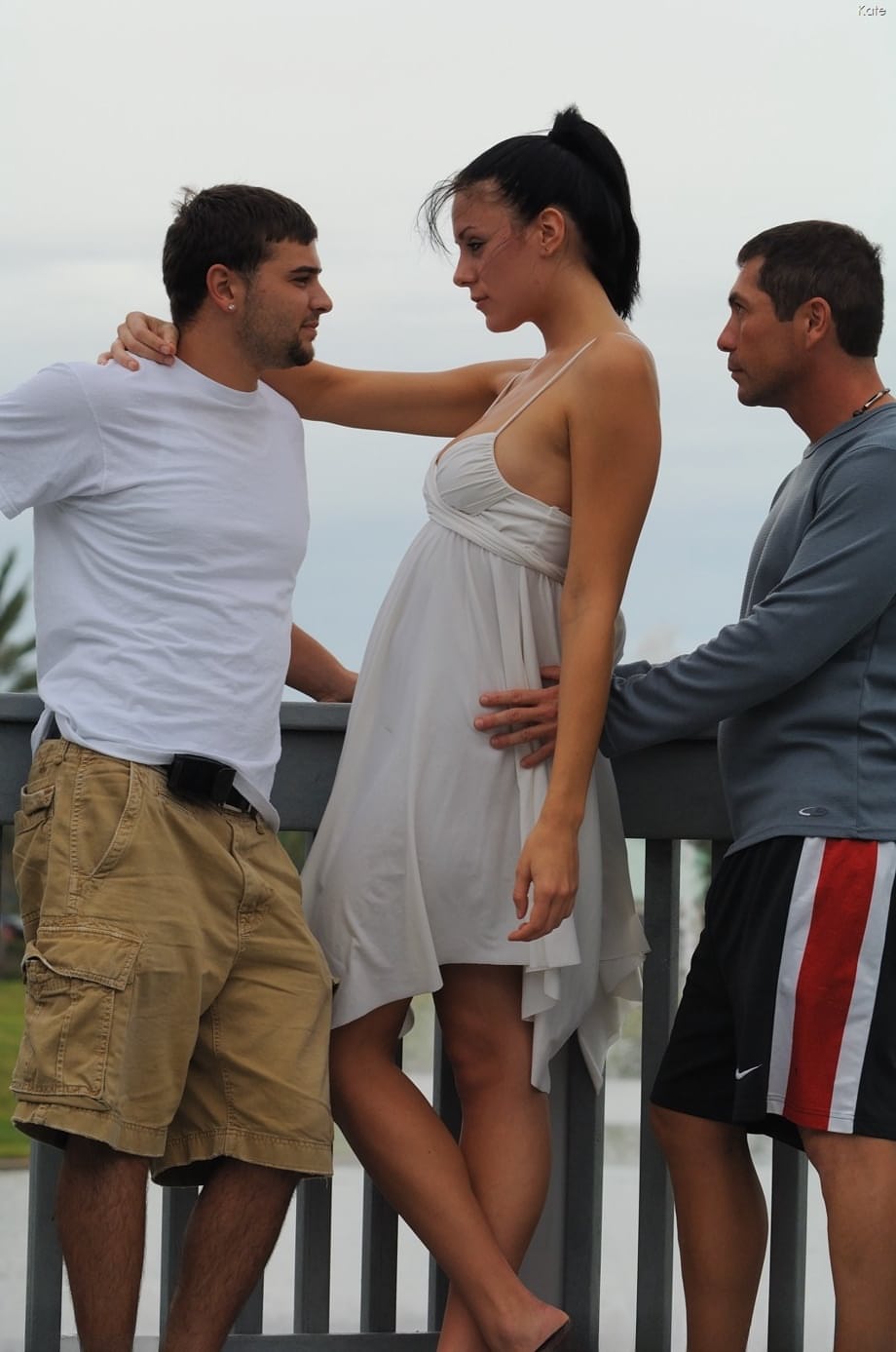 Glamour babe Kate does upskirting and flashes her cute camel toe in public
