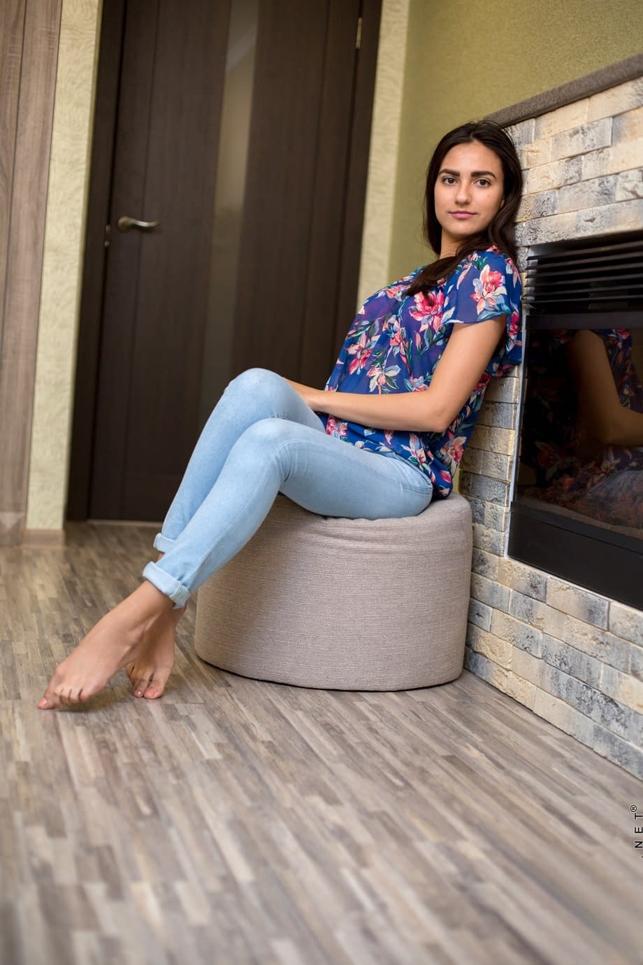 Small breasted teen hottie Katy P on her knees exposing her holes & sexy feet