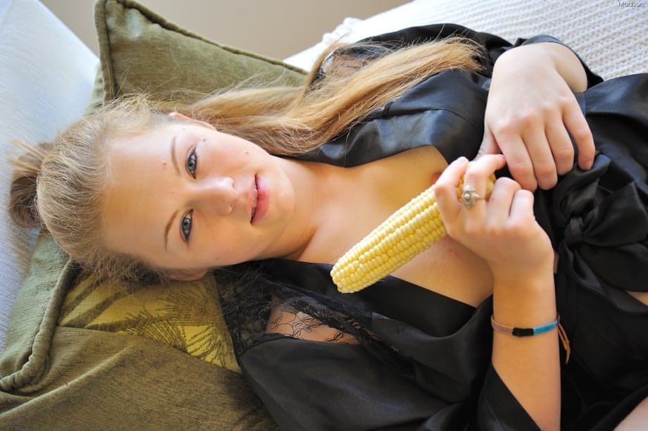 Cute amateur babe Madison fucking a ripe banana and a cob of corn in a solo