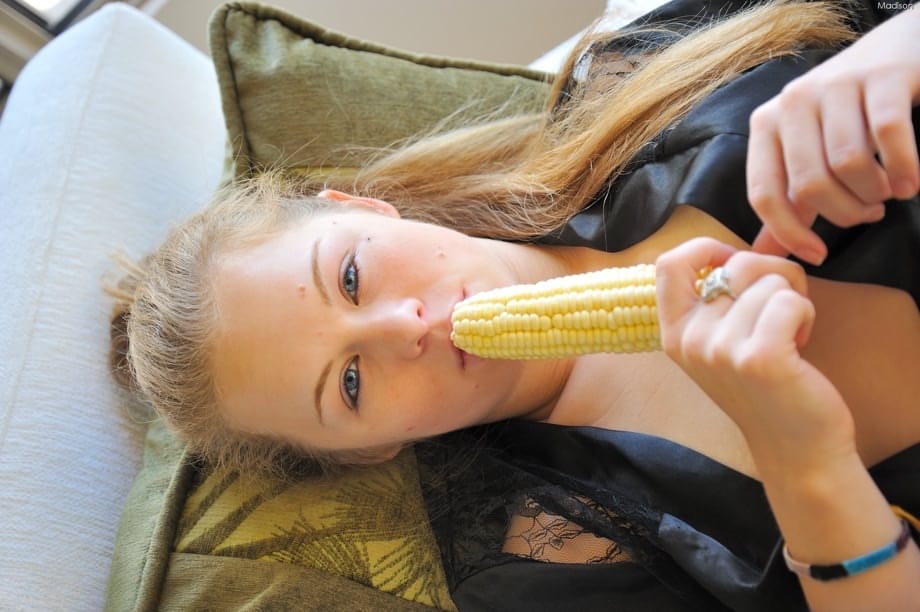 Cute amateur babe Madison fucking a ripe banana and a cob of corn in a solo
