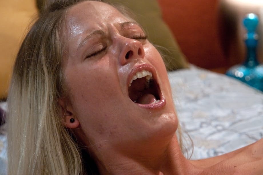 Blonde chick Holly Heart gets banged by a machine dildo while on a bed