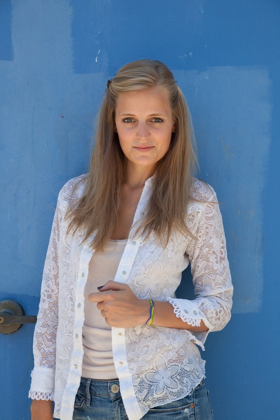Amateur teen Jane Franklin posing in her white shirt and tight jeans outdoors