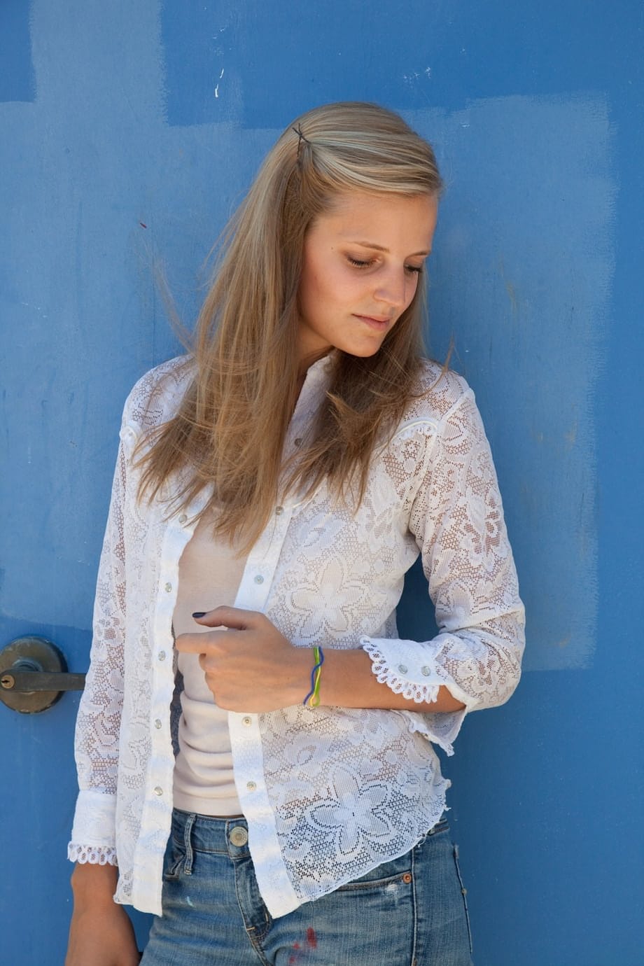 Amateur teen Jane Franklin posing in her white shirt and tight jeans outdoors